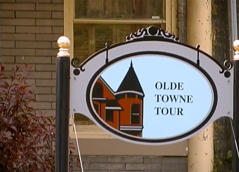 A sign that reads Olde Town Tour