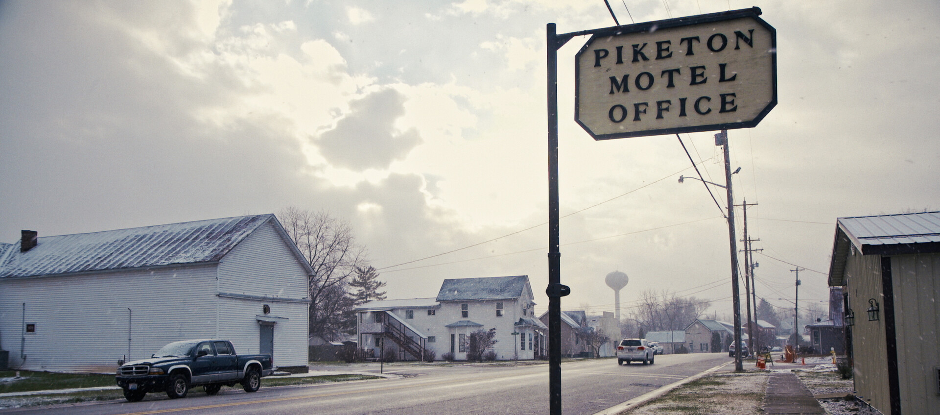 A street of a small town with a sign saying "Piketon Motel Office"
